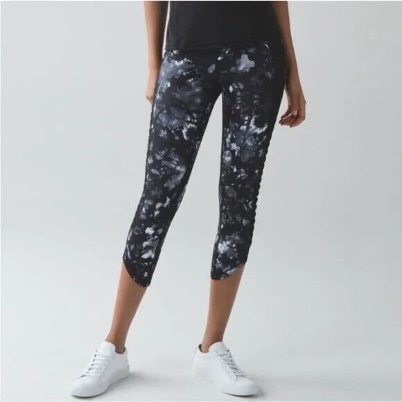 LULULEMON Sunshine Salutation Crop Leggings Full-On Luxtreme Dusk Black SIZE 8 - Picture 1 of 12